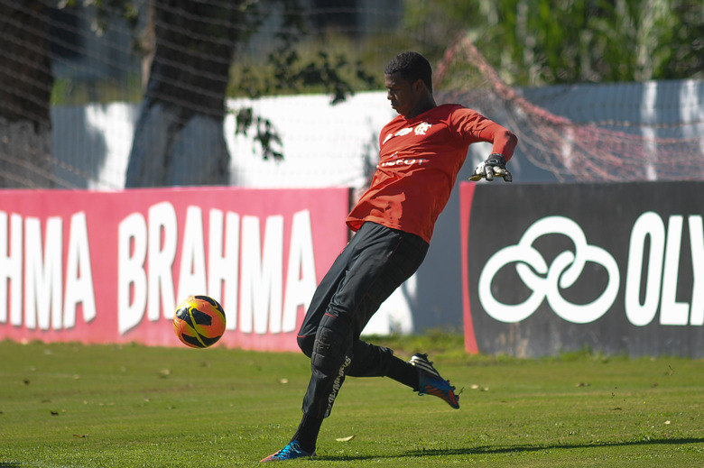 O Flamengo é um dos clubes que mais deve no Brasil, mas isso não impede que seus jogadores tenham salários astronômicos. Parte dos R$ 750 milhões que o Rubro-negro carrega em débitos se deve aos contratos surreais que fechou com atletas. O experiente goleiro Felipe, por exemplo, embolsa R$ 200 mil mensais