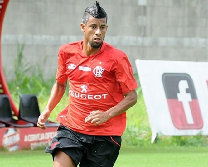 Outro atleta experiente do grupo que colabora bastante para a gorda dívida flamenguista é Léo Moura. O ex-namorado da Perlla recebe ainda mais do que o goleiro: R$ 300 mil a cada 30 dias (quando o mês flamenguista não é 'maior'...)