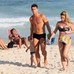 Apesar de negar gravidez, Dani Winits esconde barriguinha ...