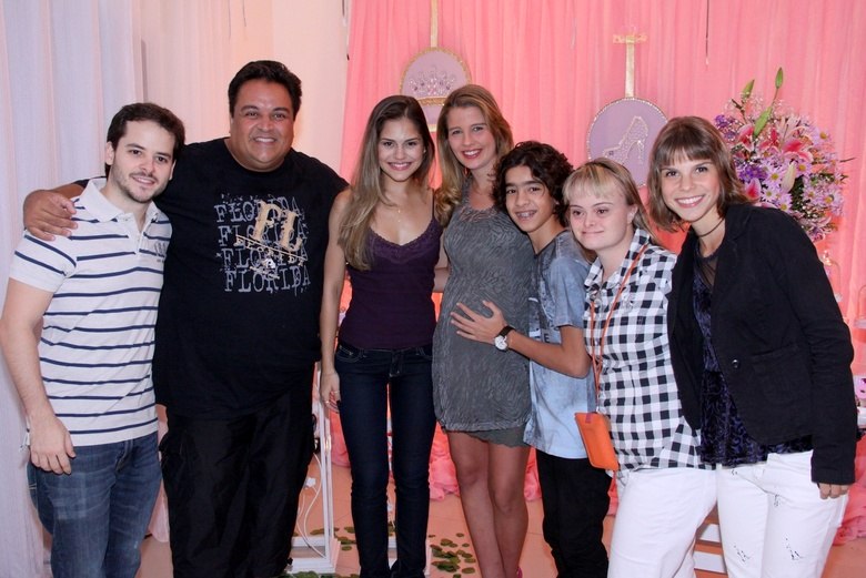 Debby reuniu familiares e amigos no evento e ganhou presentes dos convidados. Leia reportagem: 'É mais um sonho realizado', diz Debby Lagranha em chá de bebê