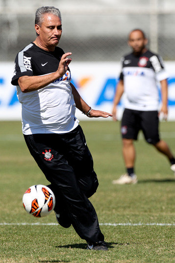 Segundo o dirigente, a queda de rendimento do time não tem relação com 
indisciplina de jogadores ou um possível desentendimento do grupo com o técnico 
Tite 