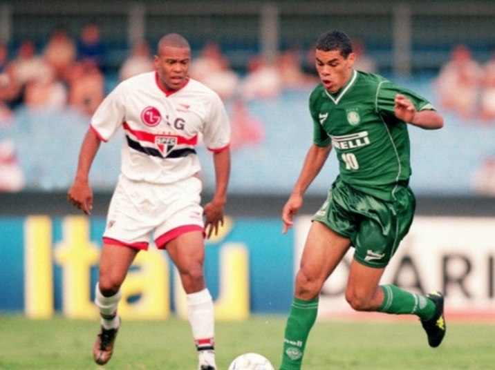 Depois de jogar bem no Volta Redonda, Lopes assinou contrato com Palmeiras, mas sempre esteve envolvido em confusões dentro e fora de campo. Em 2000, depois de o Palmeiras vencer o Atlético-MG por 3 a 2 na Copa João Havelange, testou positivo para cocaína e foi suspenso por 120 dias. Ainda jogou um tempo na China, migrou por times menores no Brasil e segue sem contrato