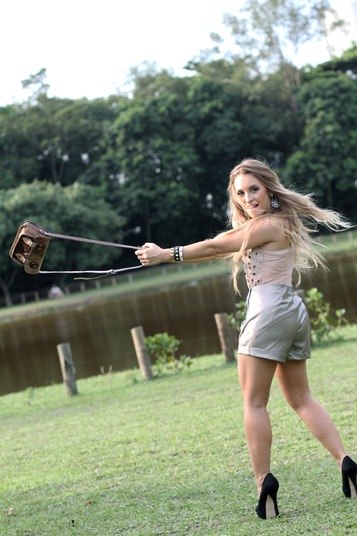 A loira aproveita a folga da TV não apenas para fazer trabalhos publicitários. Ela retomou a faculdade de cinema!