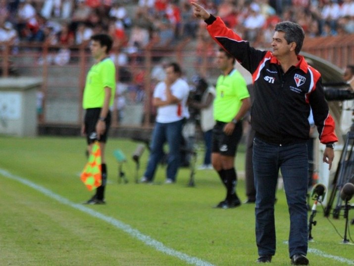 Outro motivo que podemos citar foram as improvisações sem sentido de Ney Franco, como Paulo Miranda na lateral, Douglas no ataque, que não é atacante, tendo três atacantes no banco contra o Galo: Ademilson, Silvinho e Wallyson