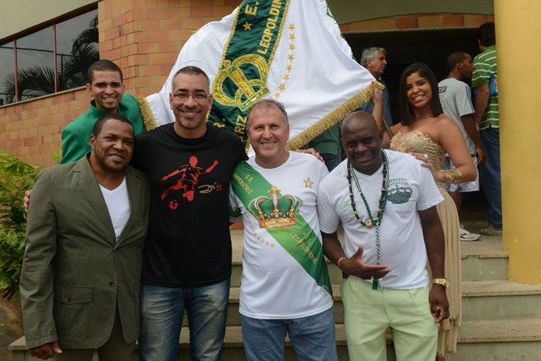 Nesse meio tempo, Zico rodou o mundo. Começou o trabalho no banco de reservas 
na Copa do Mundo de 2008, como auxiliar técnico de Zagallo. Assumiu o Kashima 
interinamente, quando a equipe demitiu seu treinador, e teve sucesso na função. 
Em 2002, foi convidado a treinar a seleção japonesa, disputando com ela a Copa 
do Mundo de 2006, quando inclusive teve que enfrentar o Brasil.

Depois de quatro anos no Japão, Zico assumiu o Fenerbahçe, da Turquia. 
Treinou ainda o Bunyodkor (Usbequistão), o CSKA Moscou (Rússia) o Olypiakos 
(Grécia). Suas principais conquistas como treinador foram o Campeonato Turco de 
2007, o Usbeque de 2010 e a Copa da Rússia de 20009. Com a seleção japonesa, 
ganhou a Copa da Ásia de 2004.No Catar, vai treinar o sexto colocado do último campeonato local, sem ter 
conseguido vaga para a próxima Liga dos Campeões da Ásia (nesta temporada, a 
equipe caiu nas quartas de final). Ali, Zico trabalhará com os brasileiros Nenê 
(ex-PSG) e Afonso Alves