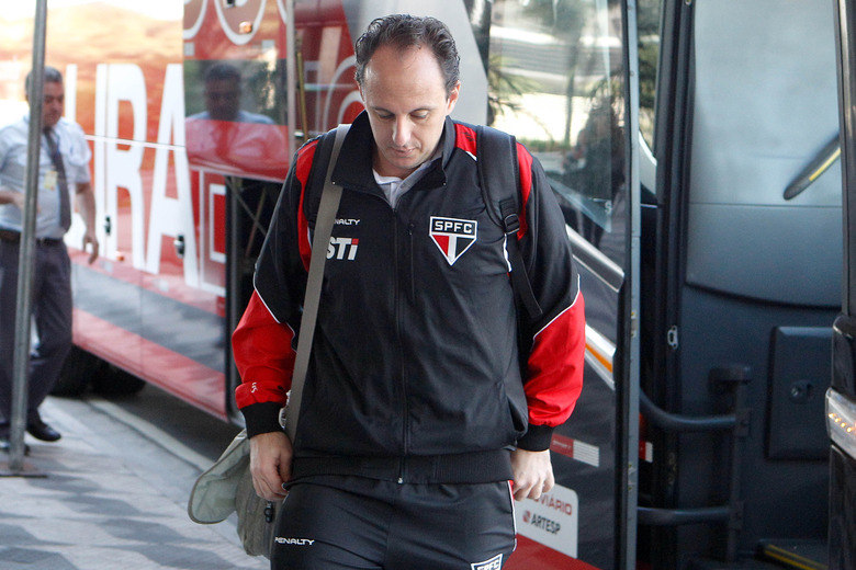 Autuori havia dito publicamente que não mudaria o cobrador de pênaltis da 
equipe, mas, nos bastidores, tirou a função do capitão Rogério Ceni, que havia 
perdido duas cobranças seguidas em partidas recentes do São Paulo. Hoje, o 
próprio goleiro revelou a mudança do treinador