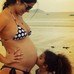 Al&iacute;cia, filha de Samara Felippo, beija o barrig&atilde;o da m&atilde;e na praia ...