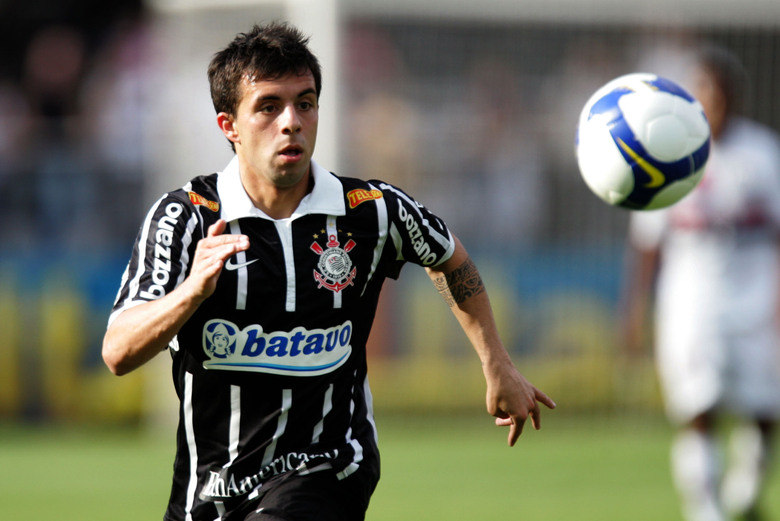 O Corinthians contratou Matías Defederico como uma das sensações da América Latina, em 2009, por R$ 10 milhões. Pouco utilizado, o atleta voltou ao Huracán por empréstimo, e recebe do Timão R$ 200 mil por mês.