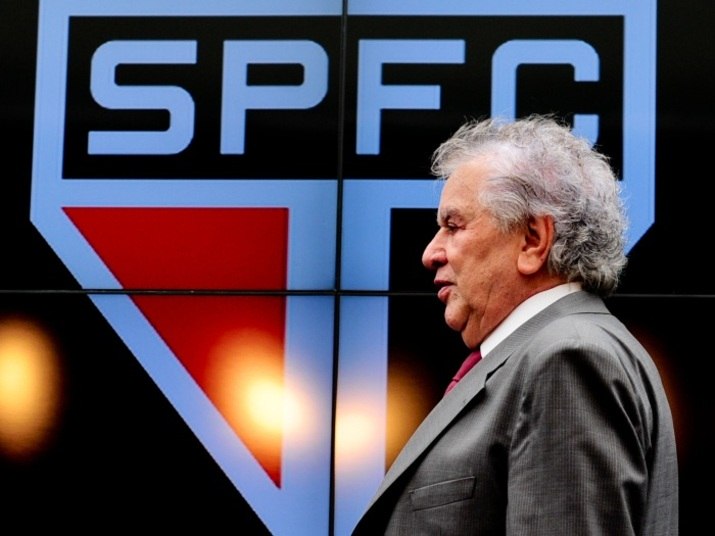 Além de conviver com a maior
crise da história do São Paulo e com o drama do risco de rebaixamento no
Campeonato Brasileiro, Juvenal Juvêncio teria mais um desafio para enfrentar.
Segundo o jornal Diário de S. Paulo, o presidente do Tricolor paulista vem
lutando contra um câncer de próstata. Confira