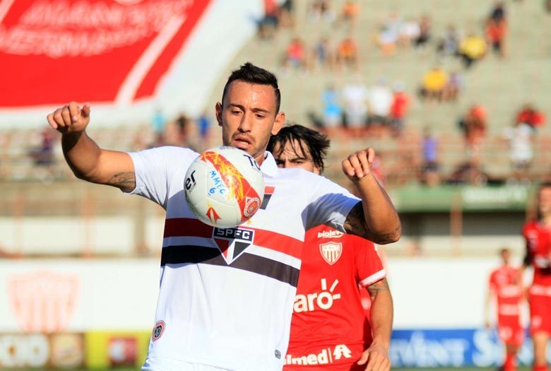 Quem também deve estar no elenco tricolor pelo menos durante o Paulistão é o argentino Cañete. Contratado pelo clube em 2011, o meia sofreu com contusões e foi emprestado à Portuguesa para a disputa do Brasileirão