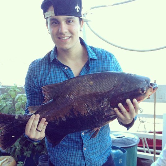 Luan Santana aproveitou um tempinho de folga essa semana para curtir as belezas do Pantanal, no Mato Grosso do Sul. Durante os passeios, ele pescou um peixe enorme!— Tambaqui de 7 kg! Aí sim, eim?! 