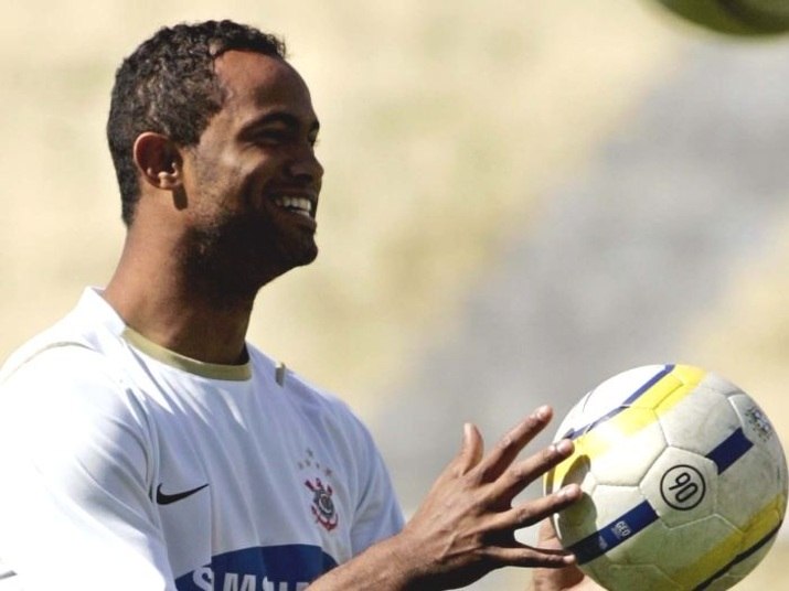 Bruno, hoje um ex-goleiro, pode tirar o 'ex' de sua apresentação e voltar ao futebol. Nesta quarta-feira (16), o atleta, preso em Contagem (MG), recebeu uma boa notícia da Justiça e ficou mais próximo do retorno aos campos