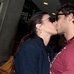 Eli&eacute;ser e Kamilla se beijam e s&atilde;o assediados por f&atilde;s em aeroporto ...