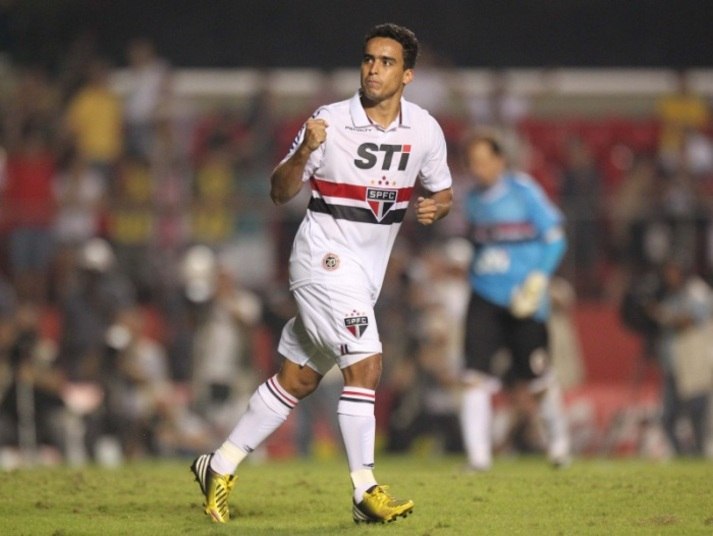 No início do treino desta sexta-feira, no CT da Barra Funda, Autuori reuniu a maioria dos jogadores e fez uma atividade ofensiva envolvendo laterais, meio-campistas e atacantes. Nesta movimentação, em que o treinador revezou titulares e reservas, Maicon participou na maior parte do tempo com Jadson