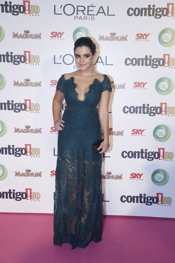 Gi Lancellotti escolheu um vestido Patricia Bonaldi, mesma estilista que vestiu Marina Ruy Barbosa para o evento. O longo rendado, com um decote generoso, valorizou a namorada de Arthur Aguiar