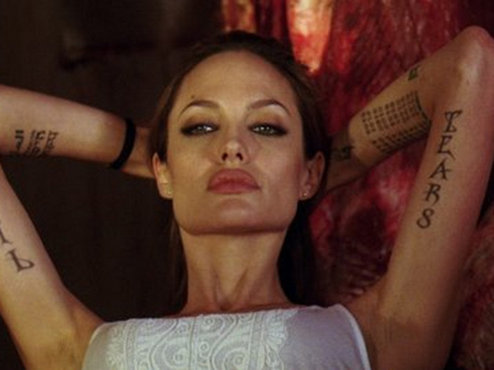 Debbie era a irmã mais nova da mãe de Angelina, Marcheline Bertrand, que morreu em 2007 de câncer de ovário, aos 57 anos