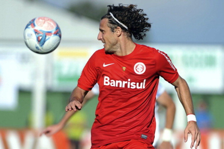Diego Forlán já é consagrado, com passagens pela
Europa. O craque uruguaio, que foi o melhor jogador da última Copa do Mundo,
chegou ao Internacional em 2012 para receber R$ 415 mil