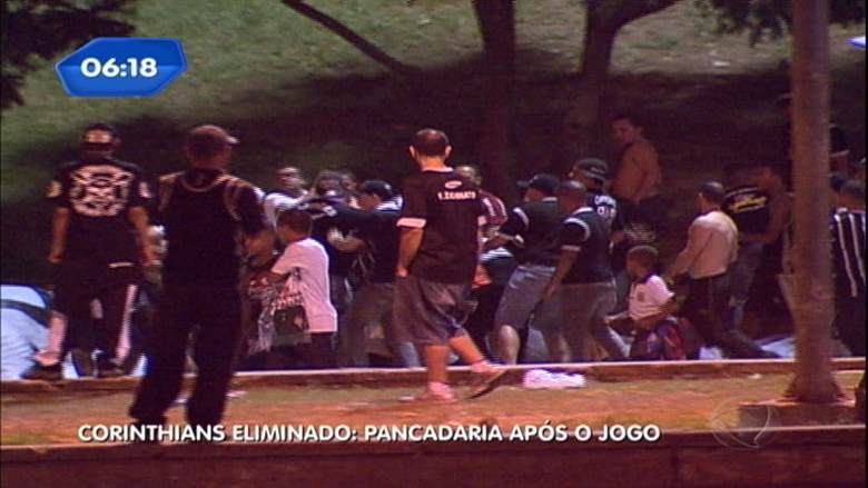 Algumas pessoas foram detidas pela PM em razão da briga na praça Charles Miller e não foi divulgado um número preciso de feridos