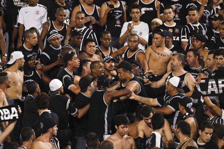 O empate em 1 a 1 e a eliminação da Taça Libertadores da América revoltaram torcedores do Corinthians no Pacaembu, na noite desta quarta-feira (15). O resultado favoreceu o Boca Juniors, que avançou para as quartas de final do torneio e se vingou da derrota no mesmo estádio, na final do ano passado. Saiba mais!