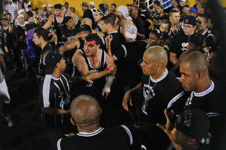 Já dentro do estádio, membros de uma das organizadas se desentenderam, dando o tom da tensão que acompanhou a equipe dentro das quatro linhas durante os 90 minutos