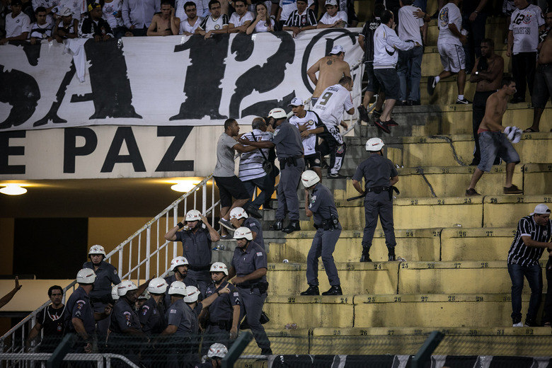 A Polícia Militar teve de agir, principalmente no segundo tempo, quando a reversão do resultado e do destino corintiano pareciam improváveis