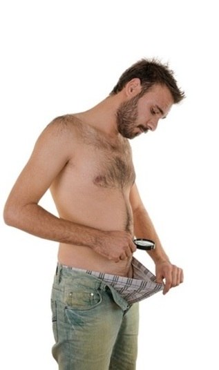 

ImpotênciaUm dos principais problemas do tabagismo no homem é a impotência sexual, explica Nascimento. De acordo com o especialista, o
cigarro possui mais de 4.700 substâncias e, além dos pulmões, elas também
causam lesão em vários outros órgãos, que incluem os vasos sanguíneos. 

— Essas substâncias causam
enrijecimento e até entupimento dos vasos. E isso acontece no corpo todo,
inclusive no pênis, que precisa ficar cheio de sangue para ter ereção, e a falta
de vascularização causa a impotênciaDenyei afirma que o tabagismo aumenta
em 85% o risco de impotência sexual em homens. — Seu surgimento depende do
consumo diário do cigarro, tempo de vício e da associação com doenças como
diabetes e hipertensão. Estima-se que 10% da população mundial masculina adulta
sofra do problema. No Brasil, o transtorno acomete em torno de seis milhões de
homens