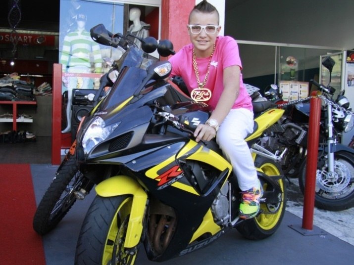 1º - MC Gui - 83,91% dos votosNão teve para ninguém! MC Gui não deu chance aos outros indicados e foi eleito artista revelação que mais bombou em 2013 com uma esmagadora porcentagem. Aos 15 anos de idade, Gui conquistou o Brasil com seus hits que ficam na cabeça, seu jeito carismático e por ser muito simpático com seus fãs. O funkeiro fez uma média de 50 shows por mês neste ano, chegando a se apresentar em três lugares diferentes numa mesma noite. Para 2014, ele prepara um DVD com participações de grandes nomes como Anitta e Buchecha. A fama do garoto só deve aumentar!