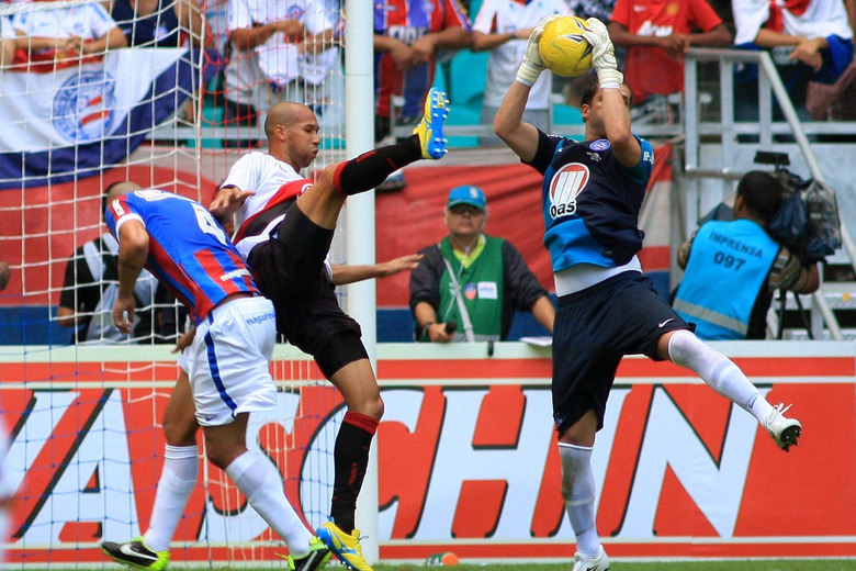 O Vitória bateu o Bahia por 7 a 3 na primeira partida da final do Campeonato Baiano e pode perder até por quatro gols de diferença para ser campeão