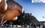 A escultura, que parece uma tartaruga mutante, foi chamada de Skywhale, algo como baleia do céu