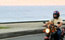 Os óculos de sol protegem do vento no rosto. O condutor anda
devagar com a moto para o gato se sentir seguro