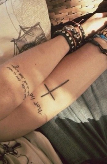 Qual casal teen fez essas tatuagens para combinar? Dica: eles adoram rock'n'roll!