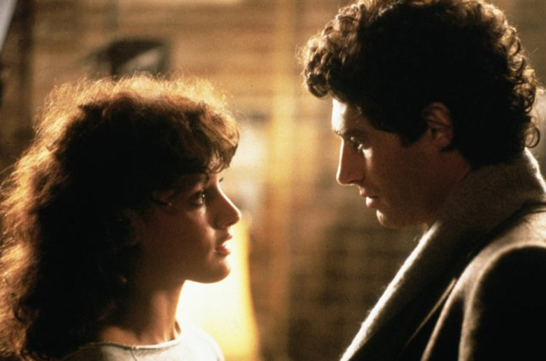 Em 1983, chegava aos cinemas um dos mais clássicos filmes da
década de 1980. Flashdance
– Em Ritmo de Embalo colocou todo mundo para pular com Alex Owens
(Jennifer Beals), uma jovem que durante o dia trabalhava em uma metalúrgica e à
noite dançava em um bar