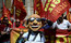 Manifestante usando máscara inspirada no ex-primeiro-ministro Silvio Berlusconi participa de comício de esquerda em Roma, na Itália