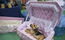 Caixão para cães é exibido em Exposição e Conferência Asiática de Funerais em Hong Kong, na China. O evento começou na quinta-feira (16) e termina neste sábado (18)