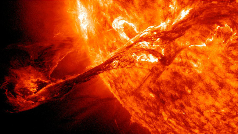 As espaçonaves da Nasa que integram o sistema SDO
levam câmeras de alta performance que podem produzir filmes com uma resolução
similar a um vídeo HD. Esta imagem mostra uma proeminência gasosa no dia 31 de
agosto de 2012