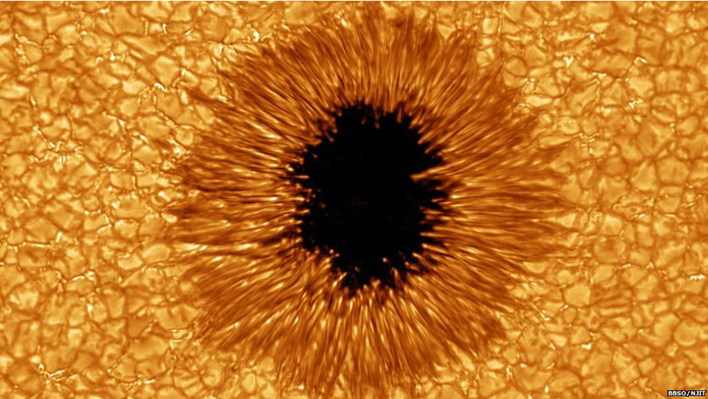 Erupções e CMEs se originam em torno de regiões ativas
conhecidas como manchas solares, que consistem em áreas do sol que ficam
temporariamente escurecidas devido a uma atividade magnética. As erupções
recentes foram lançadas a partir de uma mancha solar conhecida como AR1748