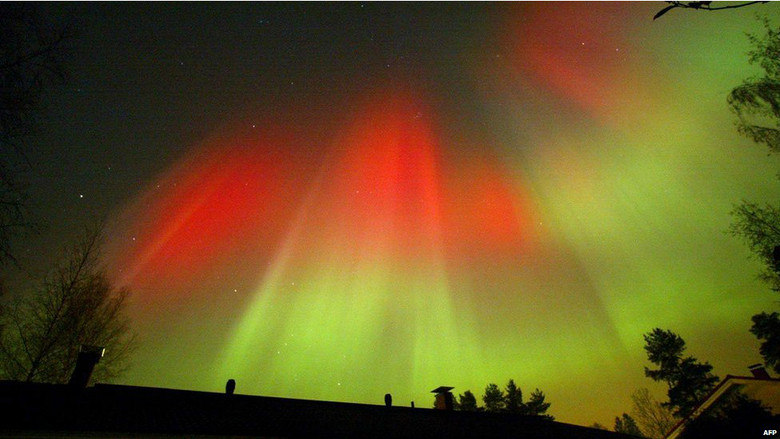 Quando as partículas de uma CME atingem a astmosfera,
podem criar fenômenos de raios intensos de luz, conhecidos como auroras. Fortes
CMEs podem afetar equipamentos eletrônicos em satélites e transformadores. O
fenômeno mostrado acima ocorreu devido à interação de uma CME com a magnosfera
da Terra. Esta CME deixou o sol no dia 31 de agosto e chegou à Terra em 3 de
setembro de 2012