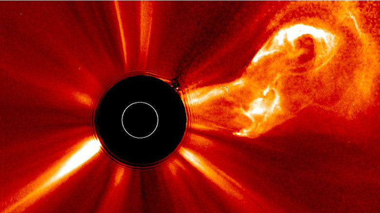 As erupções solares deste tipo também são conhecidas
como ejeções de massa coronal (CME’s, na sigla em inglês). Elas podem liberar
bilhões de partículas solares no espaço em forma de gás e outros materiais.
Esta imagem mostra uma CME ocorrida no início do ano