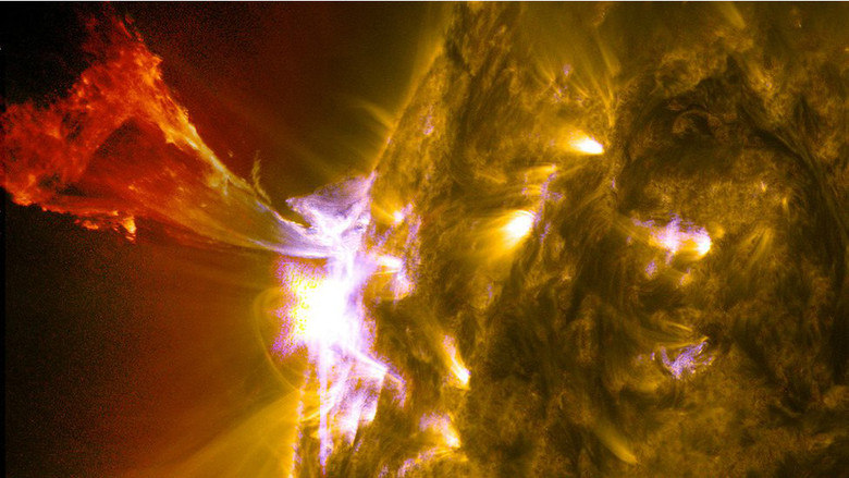 Mais explosões do tipo são esperadas para este período
em que o sol atinge um momento de intensa atividade dentro de seus ciclos, que
duram 11 anos. Estima-se que o pico do ciclo atual ocorra ainda neste ano. Esta
imagem do SDO mostra uma erupção no momento em que o astro libera material da
mesma região ainda no início de maio