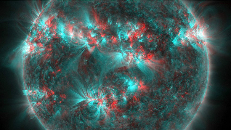 Para criar esta colorida imagem, o SDO tirou pares de
imagens de alta resolução com cerca de oito horas de intervalo no dia 4 de
dezembro de 2011. Elas foram transformadas em imagens 3D usando softwares de
edição