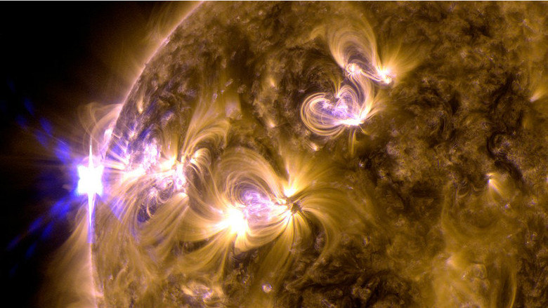 Entre
os dias 12 e 14 de maio o sol registrou quatro intensas erupções de radiação.
Essas explosões representam a atividade mais intensa do tipo na estrela desde o
início deste ano. Esta imagem do Observatório de Dinâmicas Solares da Nasa
(SDO) mostra a primeira delas, no último domingo (12)