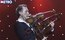 O violinista ucraniano Oleksandr Bozhyk tocou quatro violinos ao mesmo tempo em Lviv, Ucrânia