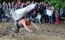 Participante do Festival do Porco Sujo se atira em poça de lama em Hergisdorf, Alemanha. A população da cidade tornou esse festival um evento anual, que acontece sempre durante o inverno, como uma maneira de "combatê-lo". A brincadeira funciona assim: aqueles que irão pular na lama jogam como se fossem o inverno, enquanto participantes vestidos de branco jogam como se fossem o verão. Os jogadores de branco utilizam chicotes para obrigar os puladores a jogarem-se contra a lama e desse jeito o verão vence o inverno