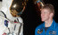 O astronauta britânico Tim Peake posa ao lado de um traje espacial no Museu de Ciência de Londres na manhã desta segunda-feira (20), momento em que foi anunciado que Peake irá juntar-se à Estação Espacial Internacional (ISS), no final de 2015. A partida está marcada para novembro do mesmo ano e o astronauta fará parte de uma equipe de seis homens, tornando-se o primeiro britânico da história a viajar ao espaço em uma missão financiada pelo governo do Reino Unido