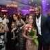 Astro da NBA faz surpresa para f&atilde; e aparece em baile de formatura ...
