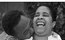 Corine é beijada pelo marido Elton nesta imagem emocionante<br>