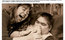 Já o garoto Barry foi vítima de uma doença genética rara conhecida como anemia de Fanconi, mas não resistiu e morreu em 2007. Na foto, ele se diverte com sua mãe Cindy&nbsp;<br><br>