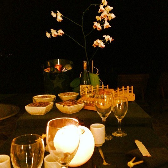 Giovanna Lancellotti ainda mostrou o cenário romântico do jantar do casal... Ah, o amor!