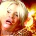 M&atilde;e superbronzeada queima o filme em clipe bizarro - Fotos - R7 ...
