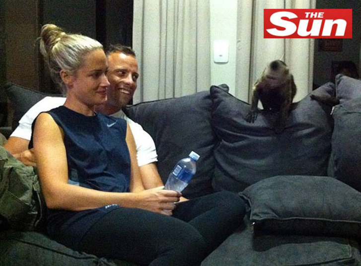 Um Oscar Pistorius sorridente e carinhoso com a namorada, a modelo Reeva Steenkamp. A julgar pela última foto do casal, divulgada esta semana pelo jornal inglês 'The Sun', ninguém poderia imaginar que o astro paraolímpico a mataria somente quatro dias depois. A imagem foi feita por um amigo dele, Christo Menelaou, na casa do corredor, cujo macaco de estimação aparece ao fundo.De acordo com Menelaou, Oscar e Reeva estavam felizes:- Ele fazia cócegas nela, eram amantes e amigos verdadeiros. Ele chora muito e fica repetindo: 'Sinto muito'